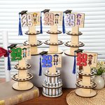 Personalisierte Cartoon Graduate Geburt Blume hölzernen geschichteten Kuchen Form Geld Halter mit Namen und Quaste Graduierung Geschenk für Klasse von 2025 Frauen