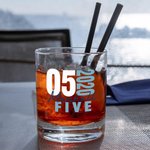 Gepersonaliseerd Tijdloos Verjaardag 10oz Old Fashioned Rocks Whiskeyglas met Naam Jaar Leeftijd Barware Verjaardagsgeschenk voor Liefhebbers van Dranken