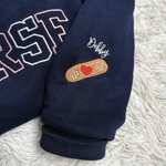Personalisierte gestickte Krankenschwester Stethoskop Spritze Design Crewneck Sweatshirt mit Namen Geburtstag Graduierung Geschenk für medizinische Gradute Personal