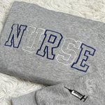 Personalisierte gestickte Krankenschwester Stethoskop Spritze Design Crewneck Sweatshirt mit Namen Geburtstag Graduierung Geschenk für medizinische Gradute Personal