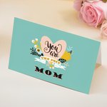 Tarjeta del Día de la Madre con diseño de flores verdes y corazones