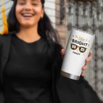 Bicchiere da 20 oz con nome e anno di laurea personalizzato The Future Is Bright, regalo di laurea per i laureati della classe 2025