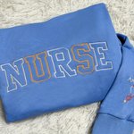 Personalisierte gestickte Krankenschwester Stethoskop Spritze Design Crewneck Sweatshirt mit Namen Geburtstag Graduierung Geschenk für medizinische Gradute Personal