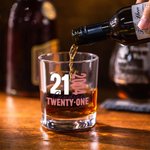 Gepersonaliseerd Tijdloos Verjaardag 10oz Old Fashioned Rocks Whiskeyglas met Naam Jaar Leeftijd Barware Verjaardagsgeschenk voor Liefhebbers van Dranken