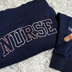 Personalisierte gestickte Krankenschwester Stethoskop Spritze Design Crewneck Sweatshirt mit Namen Geburtstag Graduierung Geschenk für medizinische Gradute Personal
