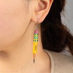 Personliga pennörhängen med namn och suddgummi Konstsmycken Födelsedagspresent till lärare Konstnär