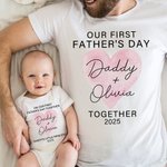 Personalisierte niedliche Herz-T-Shirt Baby Onesie mit Namen Unser erstes Vatertagsgeschenk für Daddy Baby