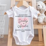 Personalisierte niedliche Herz-T-Shirt Baby Onesie mit Namen Unser erstes Vatertagsgeschenk für Daddy Baby
