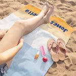 Toalla de playa personalizada de colores degradados de gran tamaño y secado rápido con nombre Vacaciones de verano Viajes Regalo esencial para la familia Amigos
