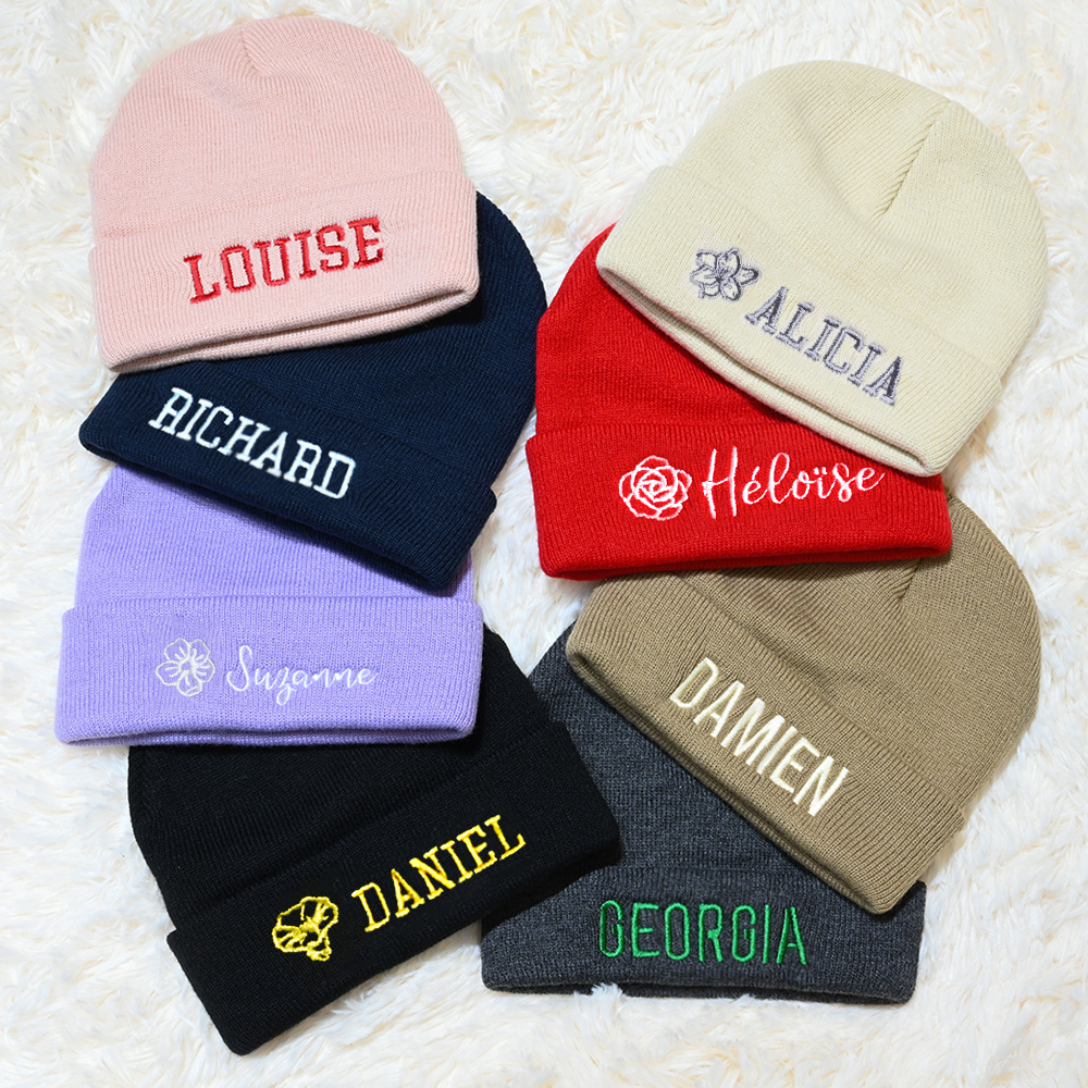 Bonnet en Tricot Doux Personnalisé avec Nom et Fleur de Naissance Brodé Accessoire Quotidien Cadeau d'Anniversaire pour Femmes Hommes