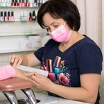 Gepersonaliseerd Flower Nail Art 100% Katoenen T-shirt met Tekst Verjaardag Schoonheidssalon Opening Gift voor Nagel Technici Enthousiastelingen