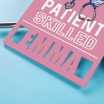 Personalizzato paziente qualificato arco stetoscopio Hollow nome distintivo Tag compleanno medico Apprezzamento regalo per il medico infermiere personale medico