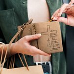 Personalizada Cruz Versículo de la Biblia Pulsera Tríptico de cuero billetera con nombre y ranuras para tarjetas Cumpleaños Bautizo Regalo para Cristianos Mujeres