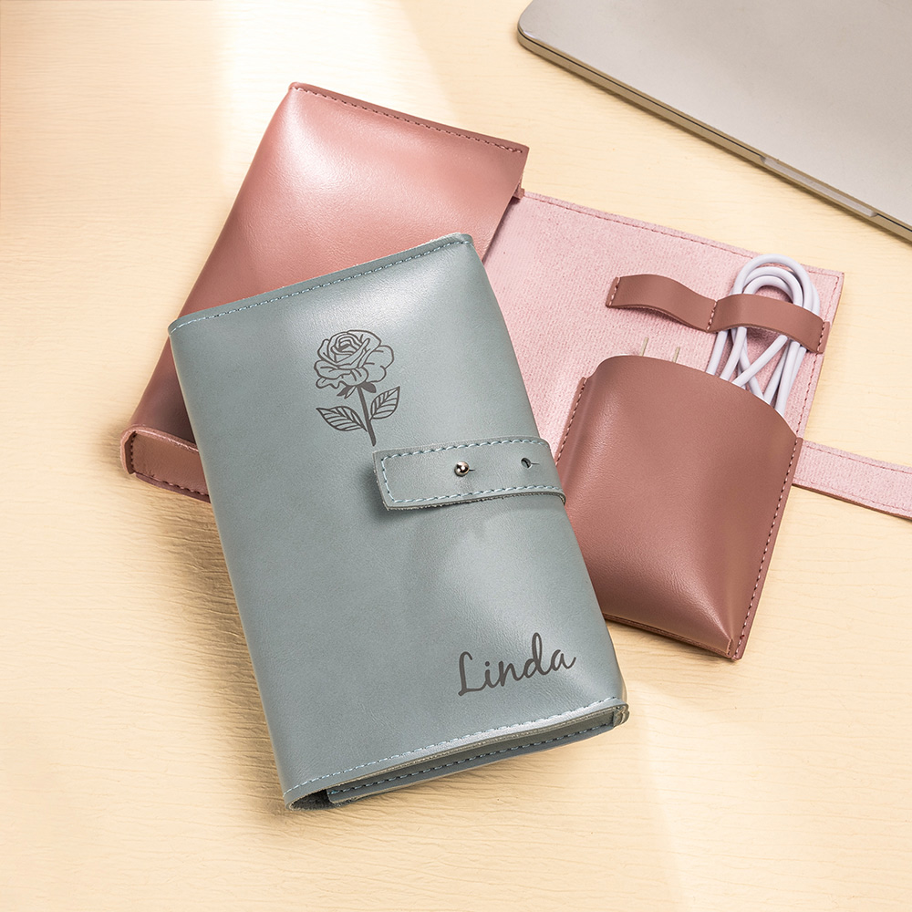 Sac de rangement en cuir avec nom et compartiments pour chargeurs de câbles Cadeau d'anniversaire pour femmes voyageuses