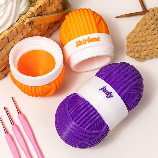 Personlig flerfärgad garnbollsformad virkbehållare med namn Förvaringstillbehör för virkning Födelsedagspresent för stickälskare