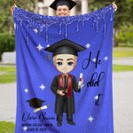 Personalisierte Multicolor Grad Hut Scroll Cartoon Graduation Charakter weiche Decke mit Namen Klasse von 2025 Geburtstag Graduierung Geschenk für Absolventen