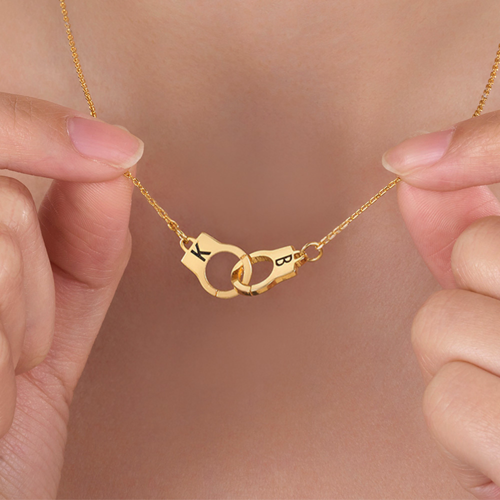 Collier Forme de Menottes de Police Personnalisé avec 2 Initiales Gravées Cadeau Anniversaire Saint-Valentin pour Couples Femme Policière