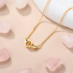 Personligt polishandboja Interlocking Infinity-halsband med dubbla graverade initialer Alla hjärtans dag Polisdag Present till poliskvinnor Par