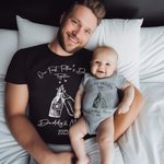 T-shirt Onesie Bébé 100% Coton Minimaliste Personnalisé avec Nom Motif Bière et Bouteille de Lait Cadeau Anniversaire Fête des Pères pour Nouveau Papa
