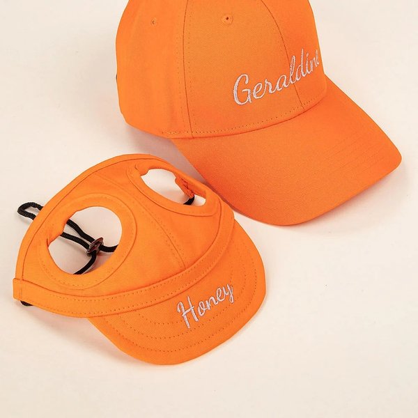 Gepersonaliseerde 2 stuks eigenaar en hond geborduurde naam Cap Set met met oor gaten en verstelbare riem Verjaardagscadeau voor hond mama papa Pet Lo