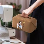 Henkilökohtainen syntymä kukka sarjakuva ompelu tyttö PU nahka meikki laukku nimi kannettava matka tarvikkeet syntymäpäivä lahja naisille tytöille