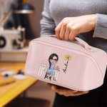 Henkilökohtainen syntymä kukka sarjakuva ompelu tyttö PU nahka meikki laukku nimi kannettava matka tarvikkeet syntymäpäivä lahja naisille tytöille