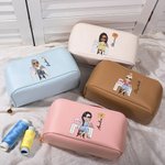 Henkilökohtainen syntymä kukka sarjakuva ompelu tyttö PU nahka meikki laukku nimi kannettava matka tarvikkeet syntymäpäivä lahja naisille tytöille