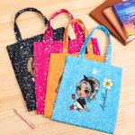 Gepersonaliseerde Witte Vlekken Cartoon Meisje Geboortebloem Herbruikbare Handtas met Naam Verjaardag Reizen Accessoires Cadeau voor Vrouwen