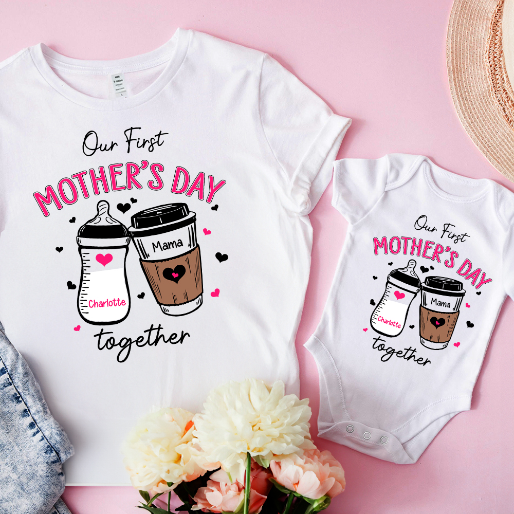 Personnalisé Our First Mother's Day Milk Bottle Coffee Cup 100% Cotton Baby Bodysuit Adult T-shirt with Name Birthday Gift for Babies Newborns Moms