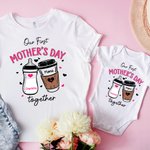 Personalizzato La nostra prima festa della mamma Bottiglia di latte Tazza di caffè 100% cotone Baby Bodysuit Maglietta per adulti con nome Regalo di compleanno per bambini Neonati Mamme