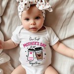 Personalizzato La nostra prima festa della mamma Bottiglia di latte Tazza di caffè 100% cotone Baby Bodysuit Maglietta per adulti con nome Regalo di compleanno per bambini Neonati Mamme