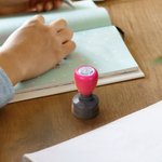 Gepersonaliseerde Draagbare Unieke Ontwerp Kleurrijke Zelf Inktende Leraar Stempel met Tekst Buitenschoolse Activiteiten Award Lerarendag Cadeau voor Leraar