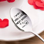 Personalisierte Ich wünschte, Sie lebte nebenan Lebensmittelqualität Edelstahl Löffel mit eingravierten Namen Satz von 2 Freundschaft Housewarming Geschenk für Freunde Familie