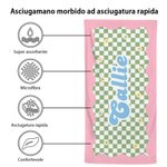 Asciugamano da spiaggia personalizzato in microfibra a scacchiera con nome, regalo essenziale per i bambini in viaggio estivo.