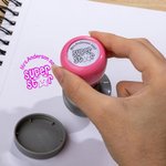 Gepersonaliseerde Draagbare Unieke Ontwerp Kleurrijke Zelf Inktende Leraar Stempel met Tekst Buitenschoolse Activiteiten Award Lerarendag Cadeau voor Leraar