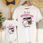Personalizzato La nostra prima festa della mamma Bottiglia di latte Tazza di caffè 100% cotone Baby Bodysuit Maglietta per adulti con nome Regalo di compleanno per bambini Neonati Mamme