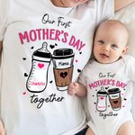 Personalizzato La nostra prima festa della mamma Bottiglia di latte Tazza di caffè 100% cotone Baby Bodysuit Maglietta per adulti con nome Regalo di compleanno per bambini Neonati Mamme