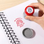 Gepersonaliseerde Draagbare Unieke Ontwerp Kleurrijke Zelf Inktende Leraar Stempel met Tekst Buitenschoolse Activiteiten Award Lerarendag Cadeau voor Leraar