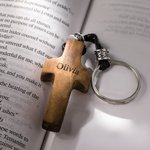 Gepersonaliseerde Houten Kruis Hart Sleutelhanger met Gegraveerde Initiaal en Naam Paasdoop Cadeau voor Christenen