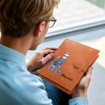 Personalisierte Sternzeichen Cartoon-Charakter PU-Leder A5 Notizbuchhülle Skizzenbuchhülle mit Innenfächern Büro Geburtstag Geschenk für Damen Herren