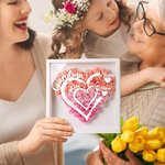 Caja de sombra personalizada con flores de papel en forma de corazón con 1-12 nombres y título Día de la Madre Cumpleaños Regalo para Mamá Abuela