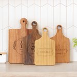 Personalisierte eingraviert Kranz Monogramm Holz Charcuterie Schneidebrett mit Nachnamen und Griff Hochzeit Home Decor Housewarming Geschenk für Ehepaar Familie