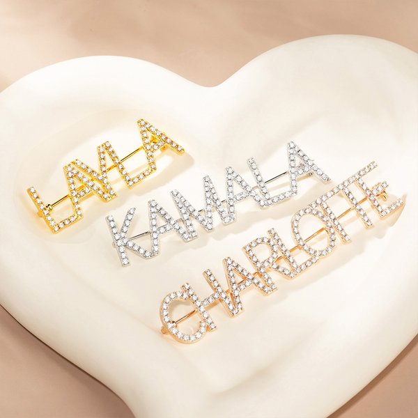 Gepersonaliseerde Bling Zirkoon Naam Lapel Pin Broche Suit Accessoire Verjaardag Wedding Anniversary Gift voor vrouwen