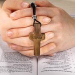 Gepersonaliseerde Houten Kruis Hart Sleutelhanger met Gegraveerde Initiaal en Naam Paasdoop Cadeau voor Christenen