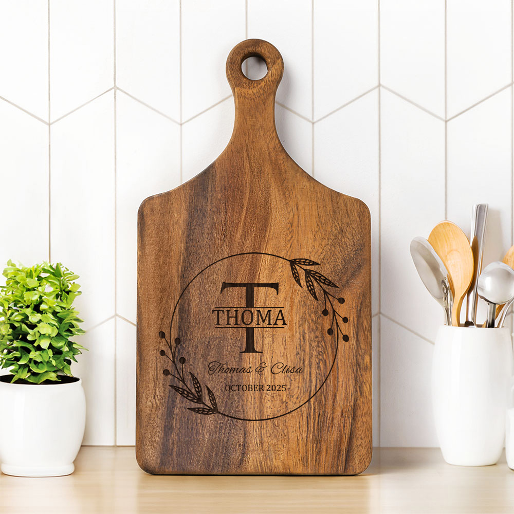 Planche à découper réversible en bambou pour fromage et charcuterie avec nom gravé, initiales et poignée Cadeau de pendaison de crémaillère pour famille et couple