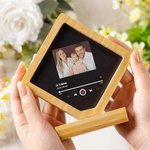 Cadre Photo Minimaliste en Bois Personnalisé avec Nom Photo et Texte Accessoire avec Socle Magnétique Cadeau Anniversaire pour Couple Famille