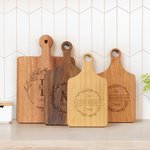 Personalisierte eingraviert Kranz Initial Name Holz Käse Charcuterie Schneidebrett mit Griff Made in USA Housewarming Hochzeit Geschenk für Familie Paar