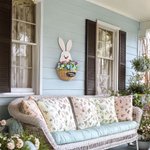 Coniglietto pasquale personalizzato con cesto di fiori in legno Decorazione della porta per il cortile Decorazione del portico in fattoria