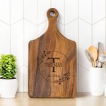 Personlig Graverad Krans Initial Vändbar Ost Charcuterie Skärbräda med Grepp Tillverkad i USA Namn Housewarming Bröllopsgåva för Familj