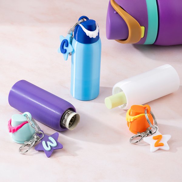 Gepersonaliseerde 3D afgedrukte Mini Tumbler initiaal sleutelhanger Chapstick houder met afneembaar deksel Verjaardag rugzak accessoires cadeau voor vrouwen studenten